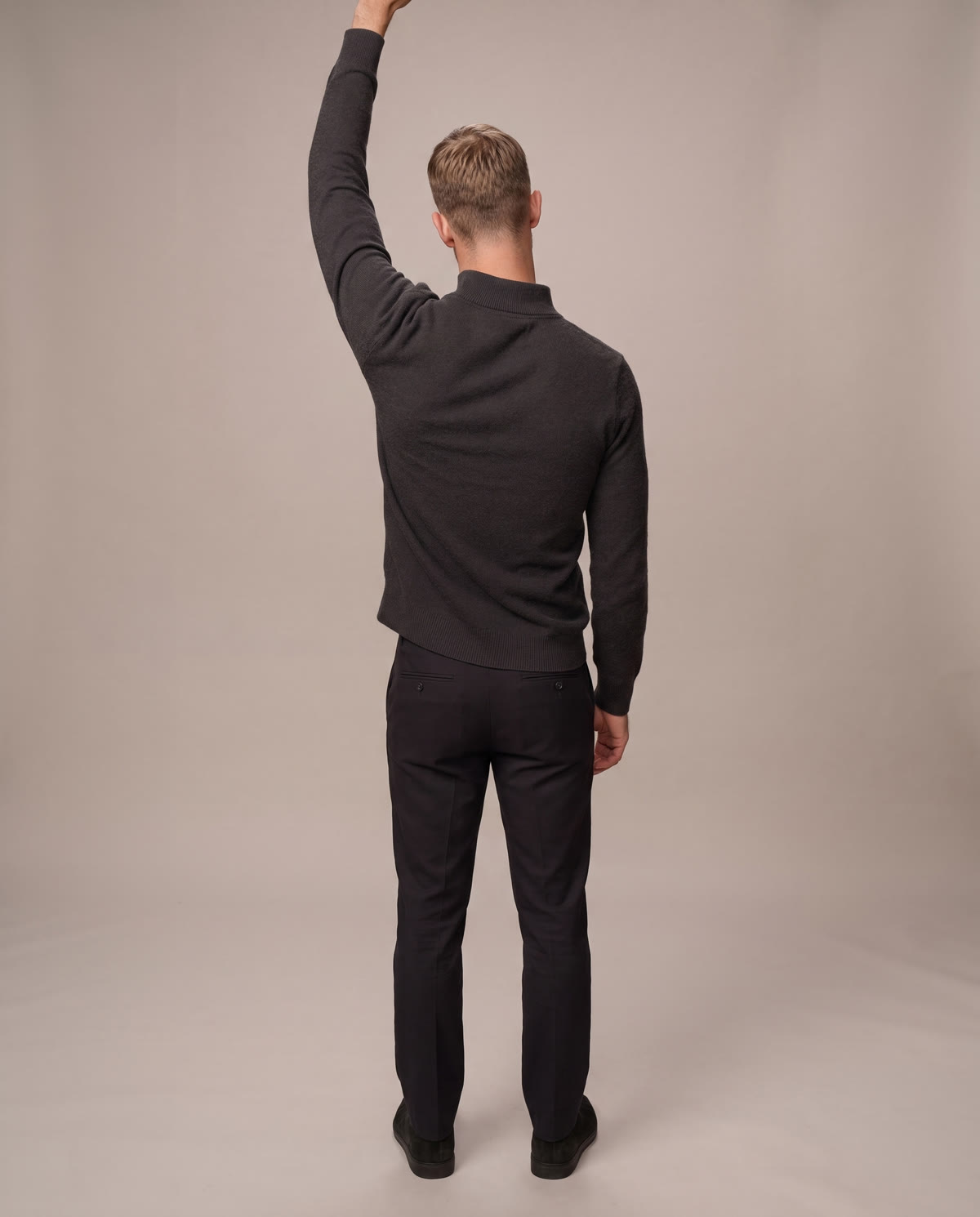 tall-layering-hem-lift-test - The Tall Take A tall man raising one arm to test whether the sweater hem lifts above the waistband